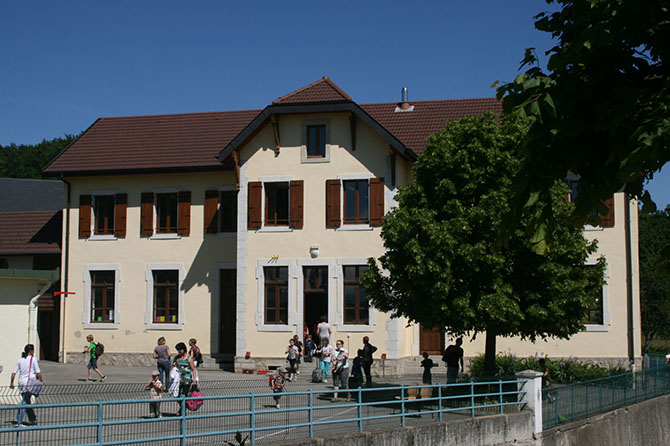 Devant l’école, la cour asphaltée et son tilleul…